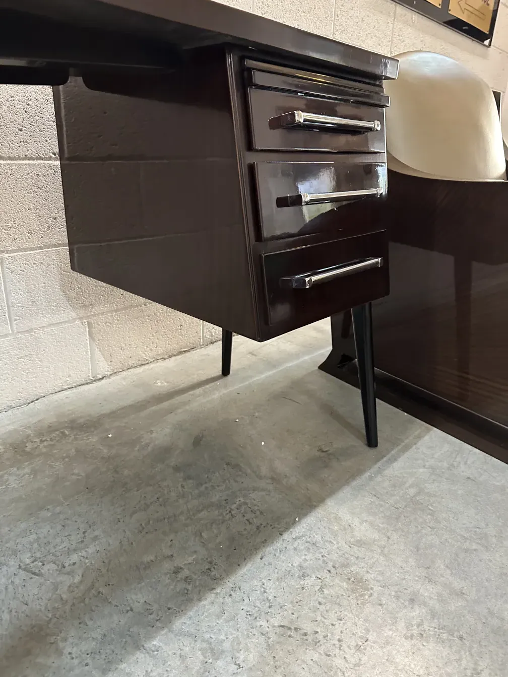 Escritorio antigo com design sofisticado e gaveta