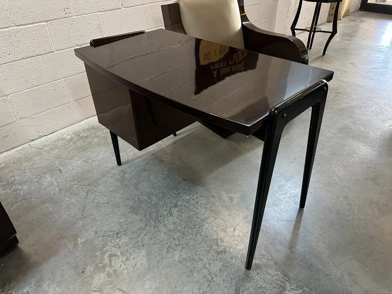 scrivania antica con un elegante design curvo