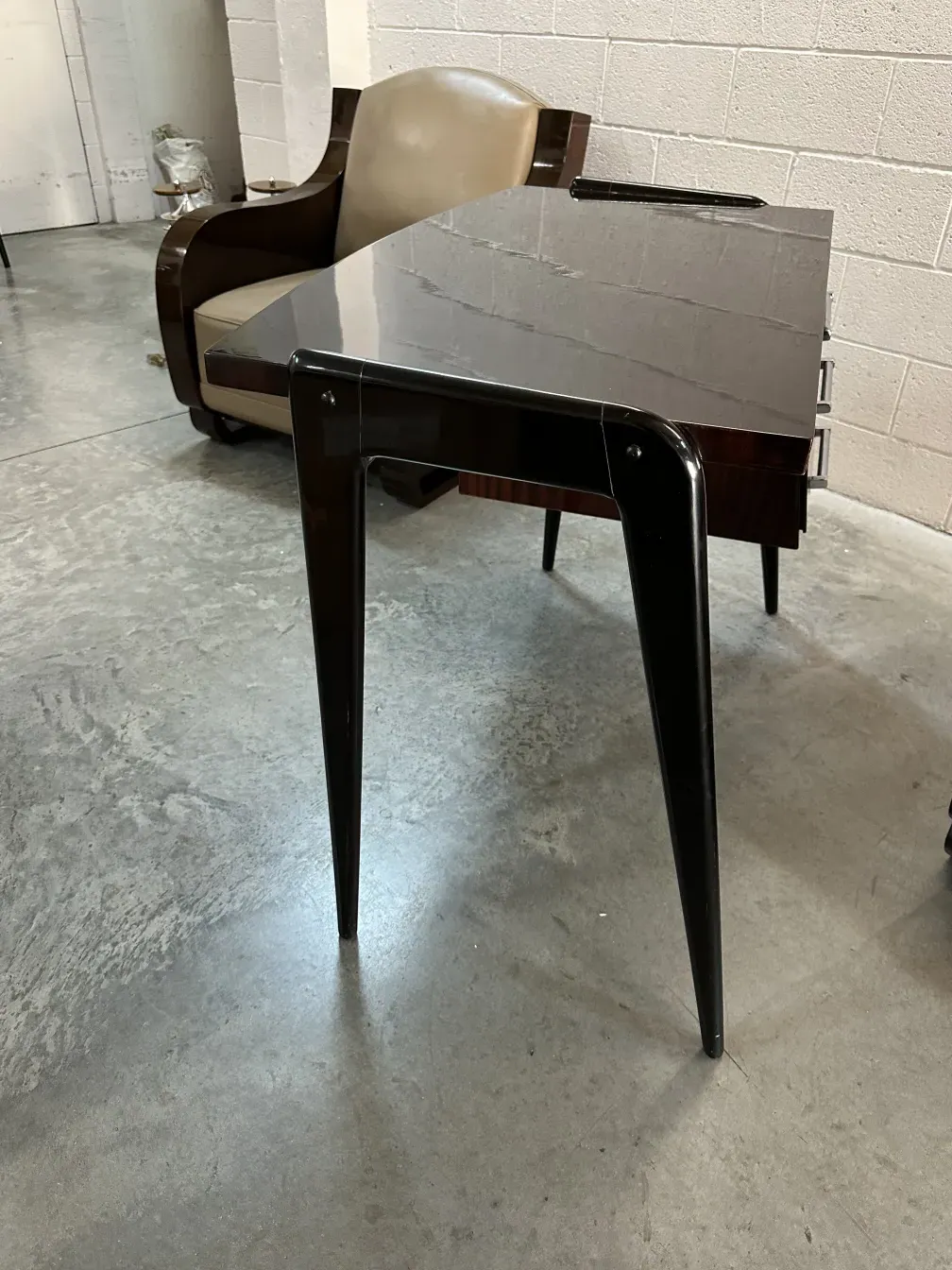 Bureau ancien élégant avec des pieds stylés sur un fond moderne.