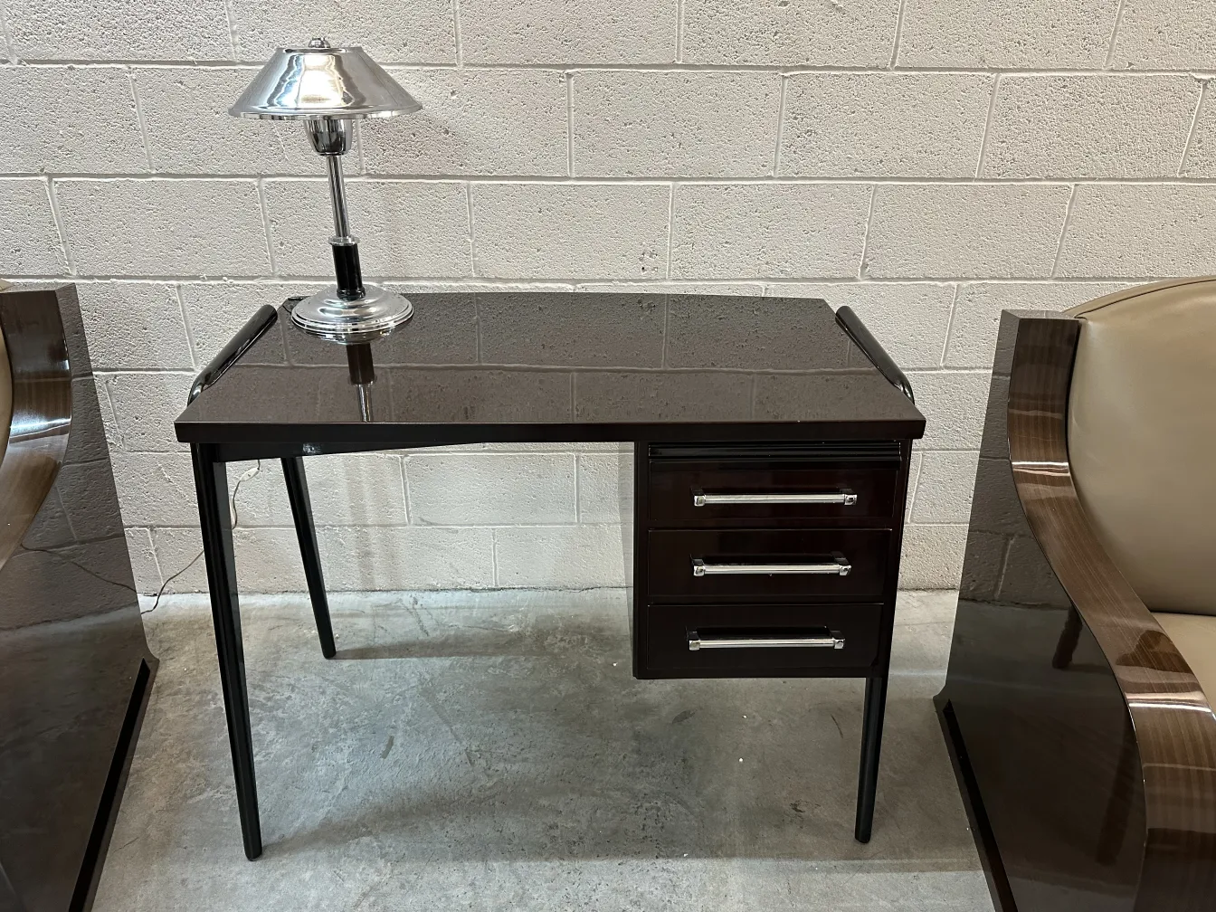 bureau ancien avec lampe et tiroirs