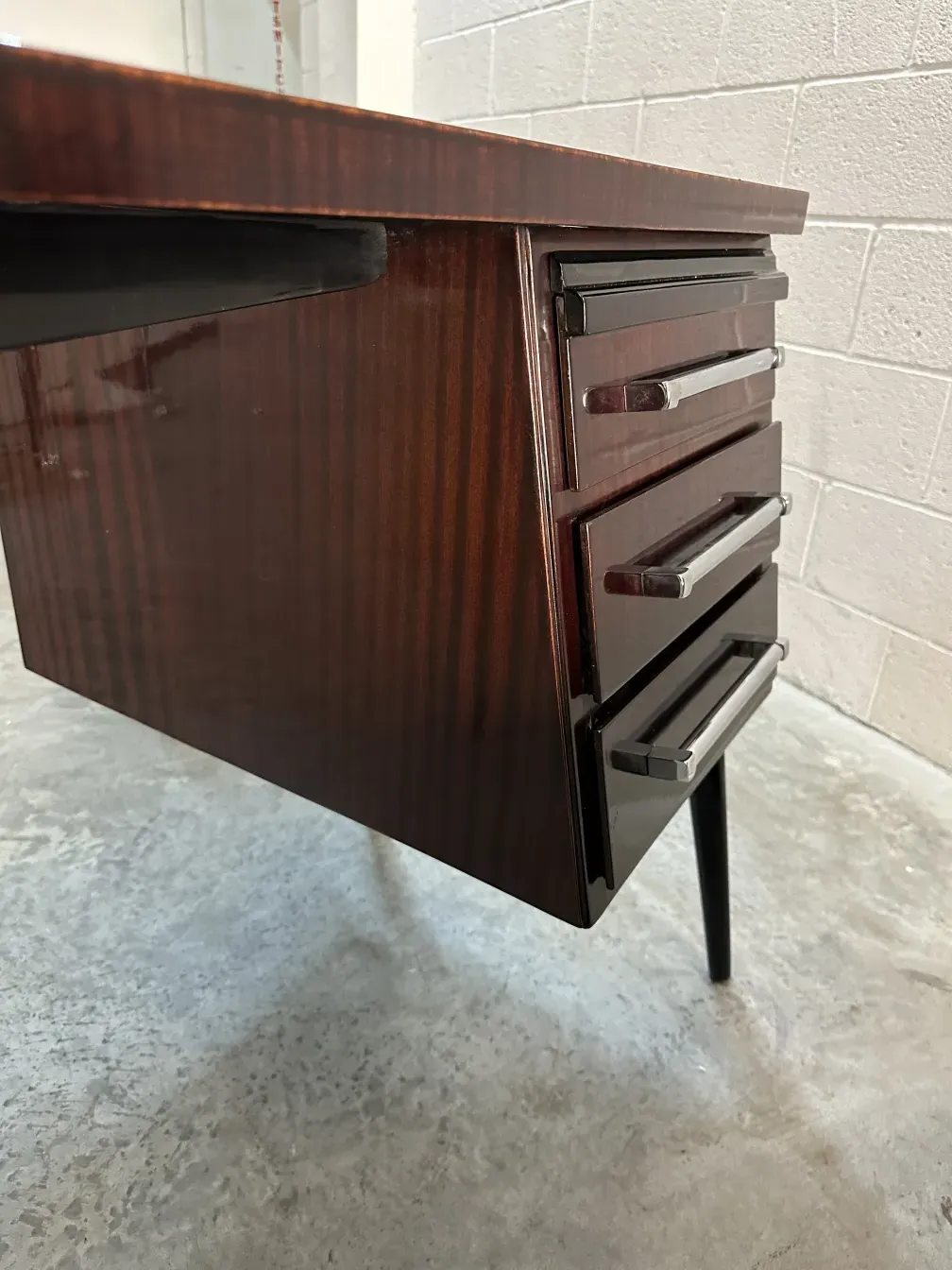 Vue de dessus d'un bureau ancien avec plusieurs tiroirs