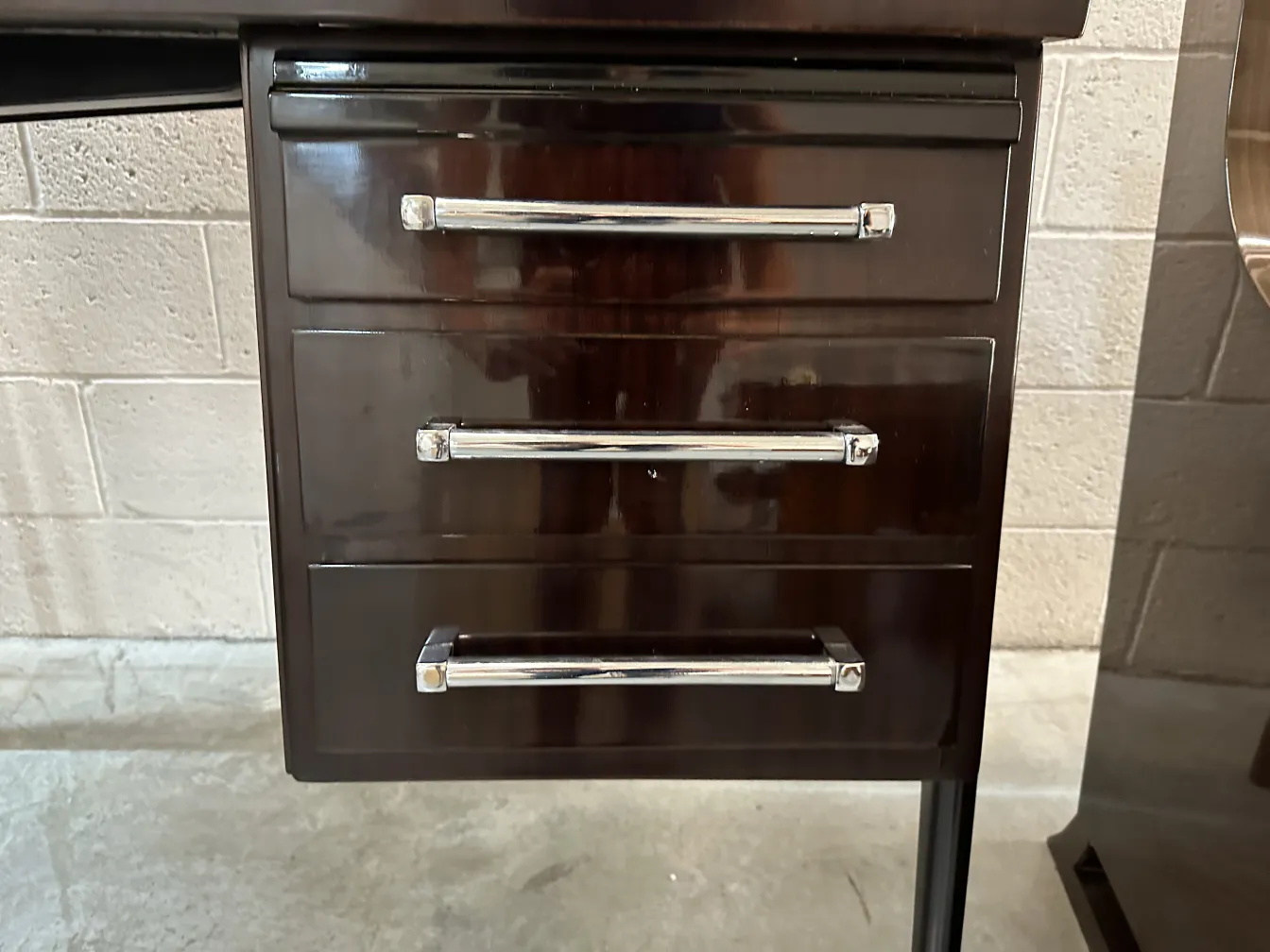 antiker Schreibtisch mit Metallgriffen und Schubladen, neutraler Hintergrund