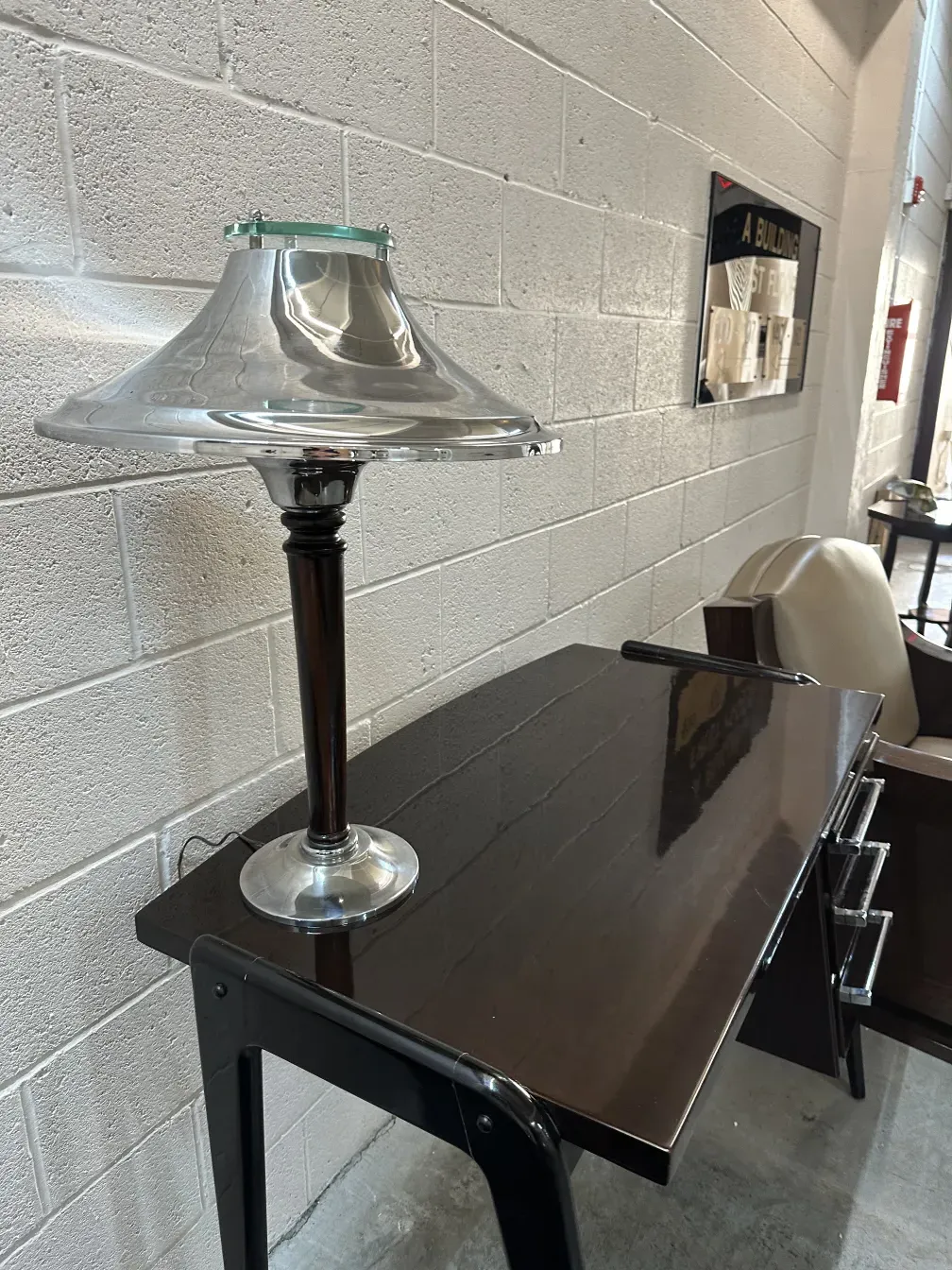 scrivania antica con design elegante e classico