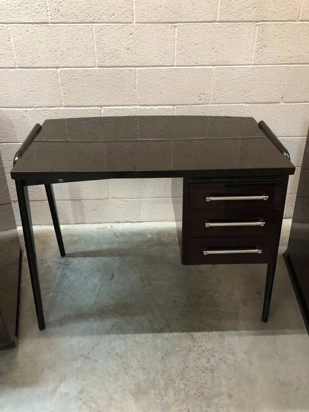 Antiker Schreibtisch mit einem eleganten und schlichten Design.