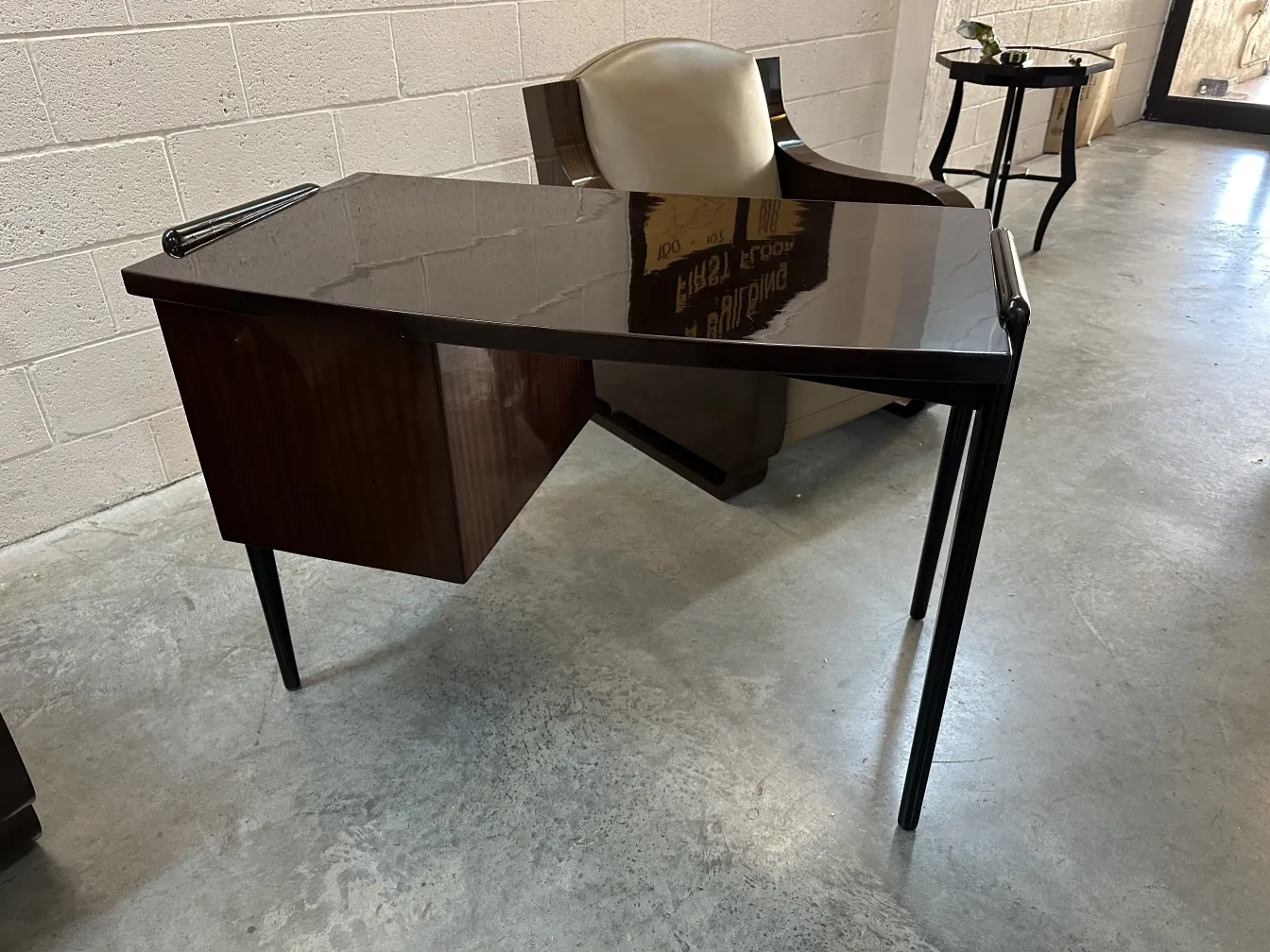 bureau ancien avec surface brillante et pieds fins