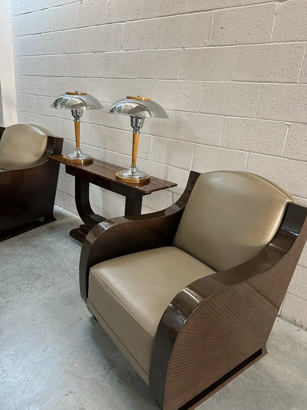 duas lâmpadas de mesa antigas com bases prateadas e detalhes elegantes