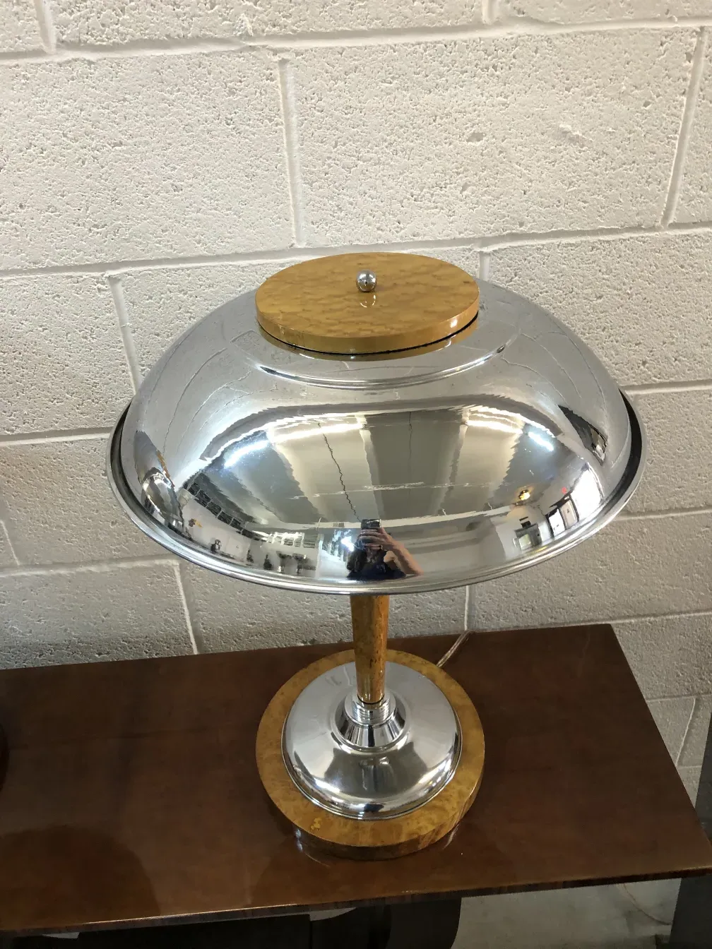 Dos lámparas de mesa antiguas con diseño elegante, en un ambiente moderno