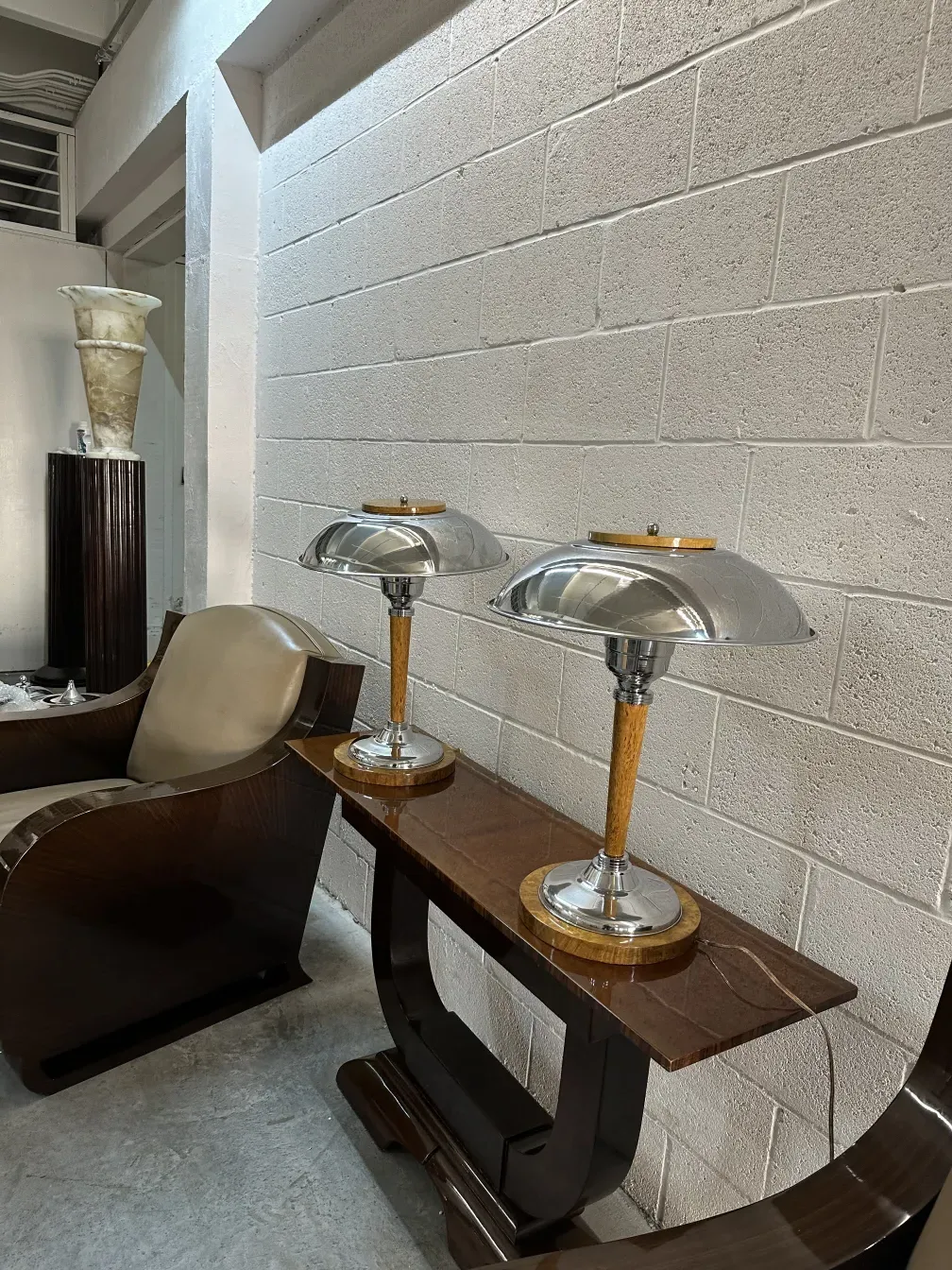 antiguas lámparas de mesa con diseño único sobre una superficie brillante