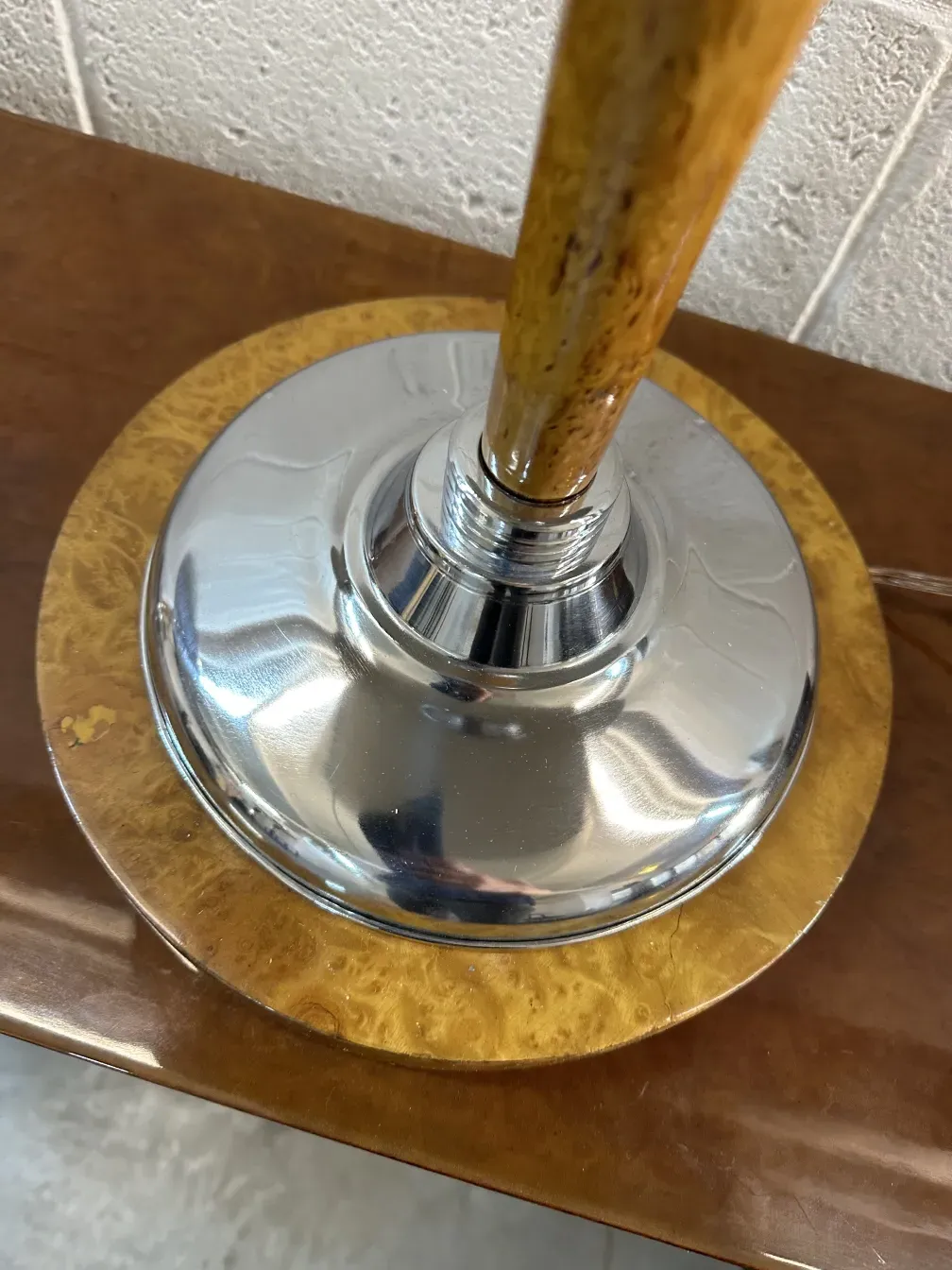 Vista de perto de duas lâmpadas de mesa antigas com detalhes brilhantes e base cromada