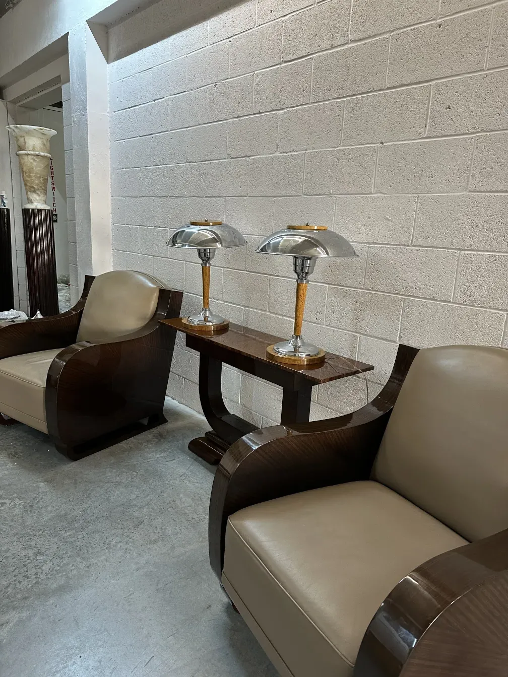 Deux lampes de table antiques dans un cadre moderne