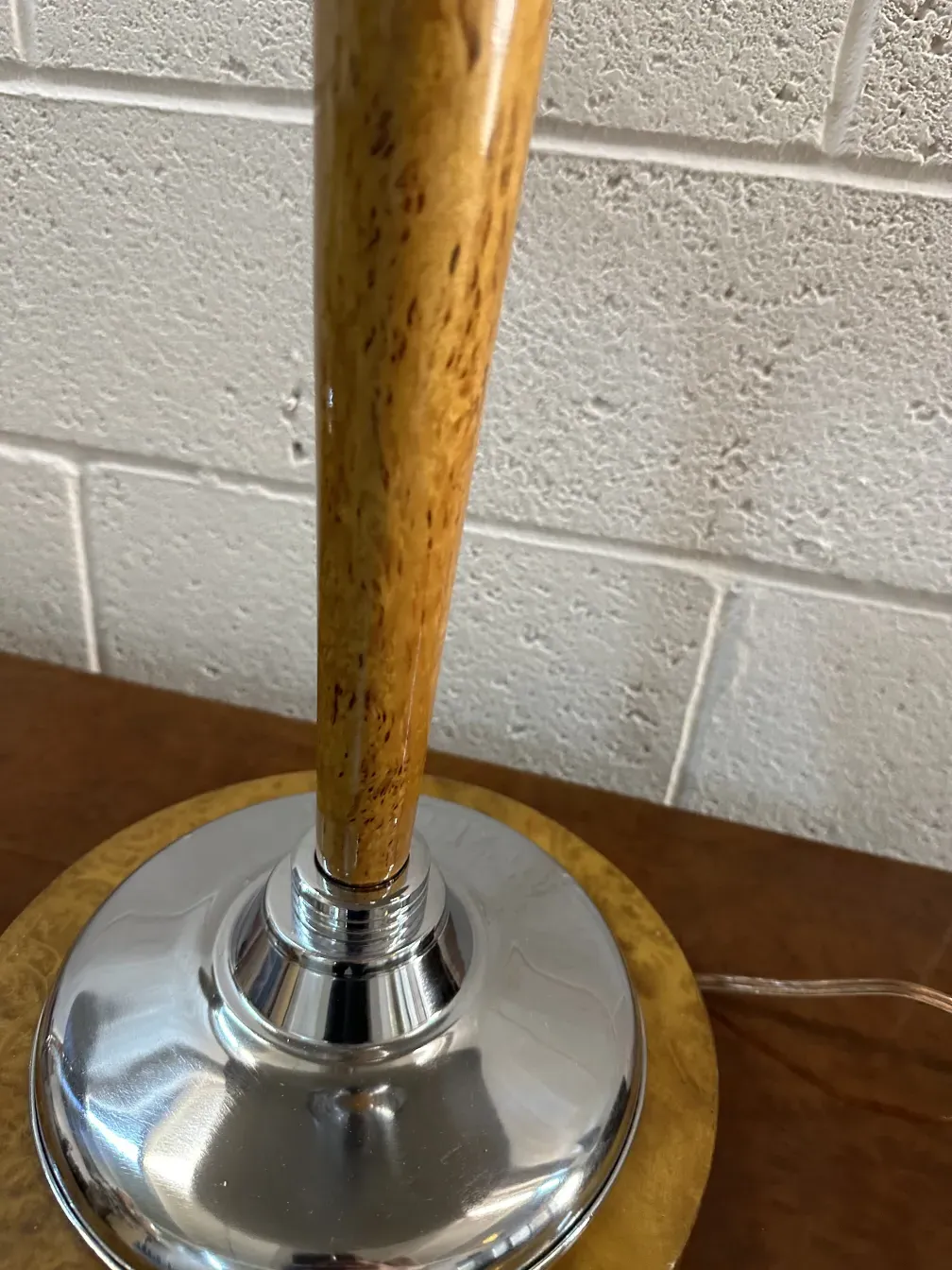 vue de dessus de 2 lampes de table anciennes sur une table