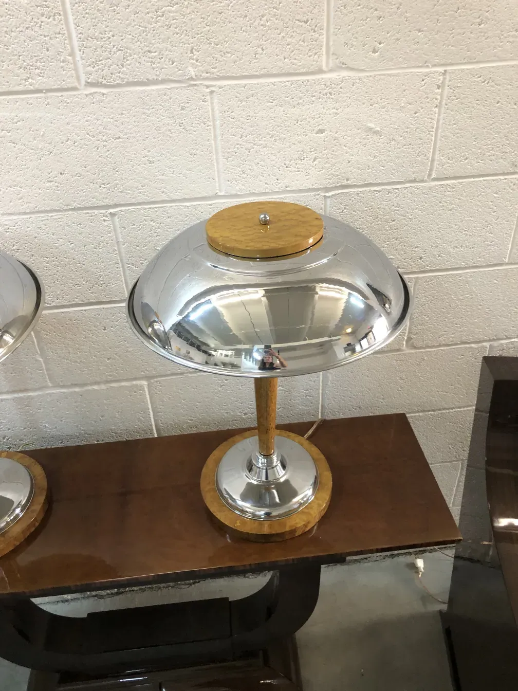 一套带优雅底座的2个古董台灯