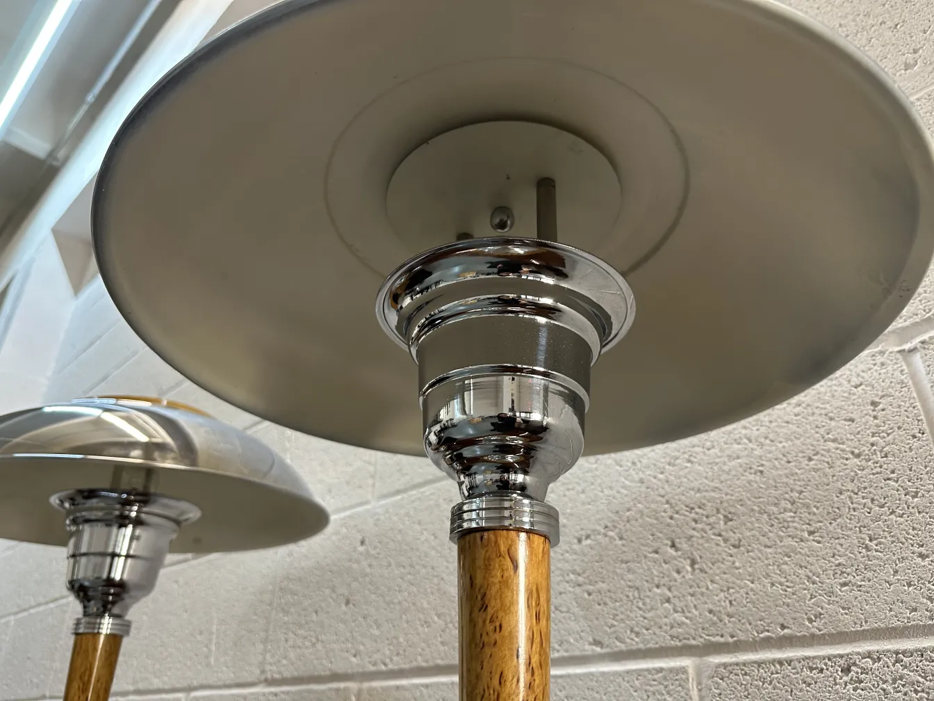 due lampade da tavolo antiche con paralumi decorativi tondi