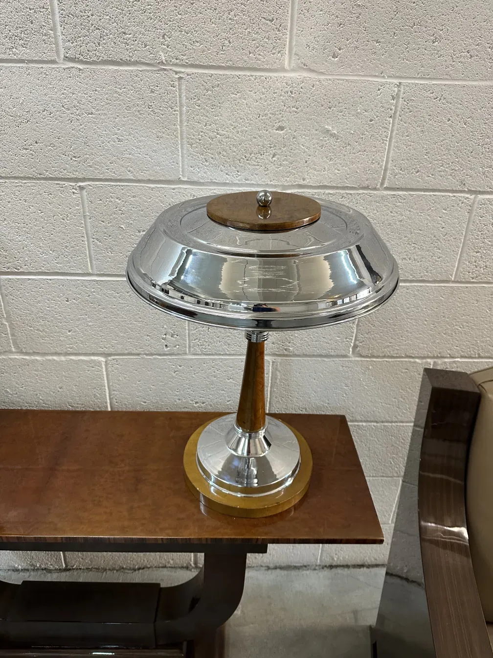 deux lampes de table anciennes avec un design élégant dans un cadre moderne