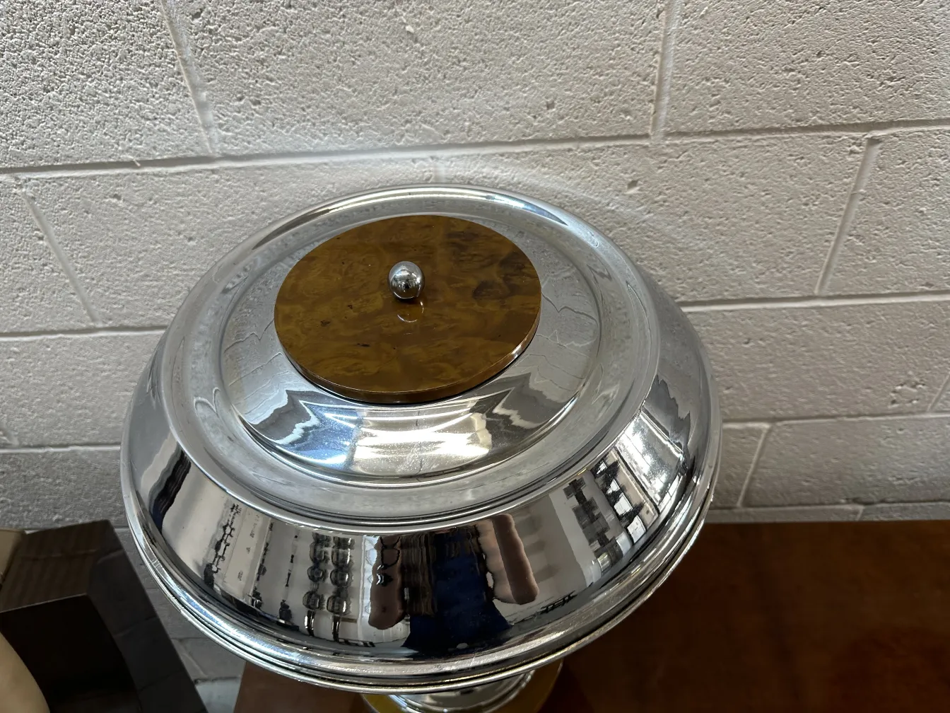 Vista de cima de 2 lâmpadas de mesa antigas com detalhes circulares brilhantes