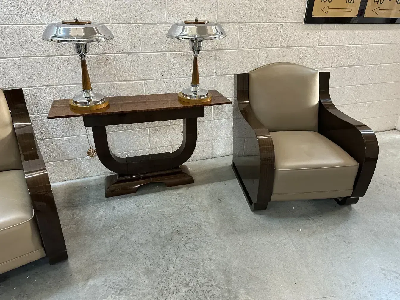 duas antigas lâmpadas de mesa com design elegante ao lado de um sofá