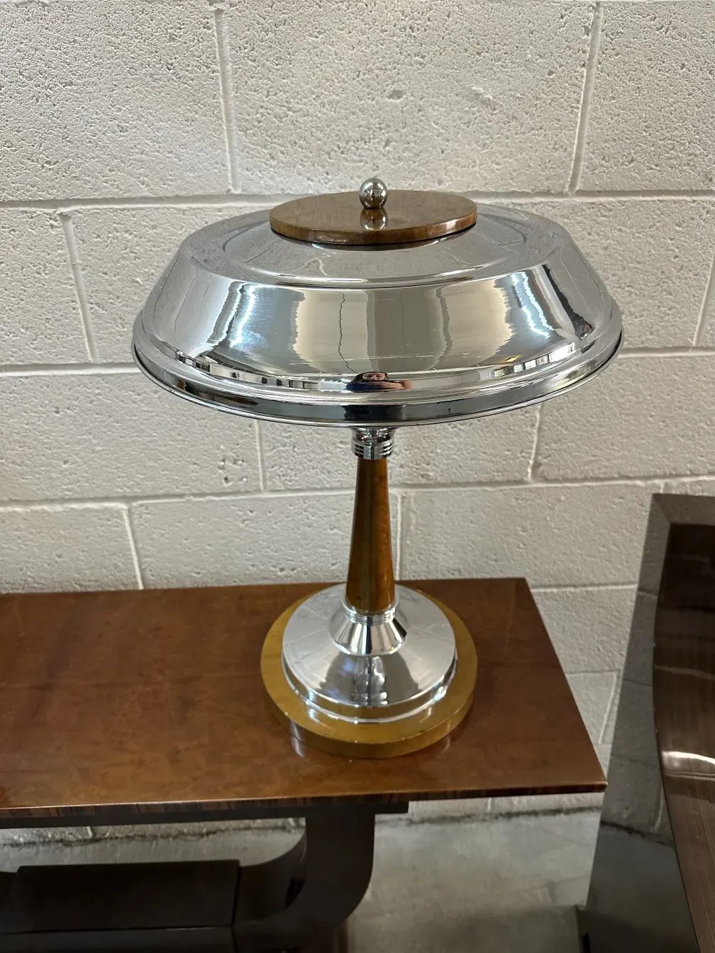 duas lâmpadas de mesa antigas com base brilhante e design elegante