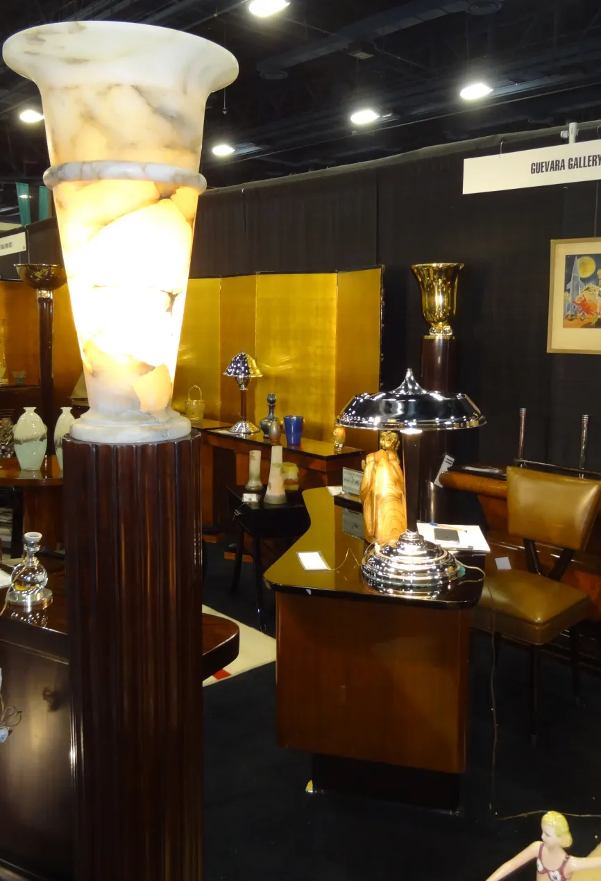 Vista de 2 lámparas de mesa antiguas decorativas en un ambiente elegante