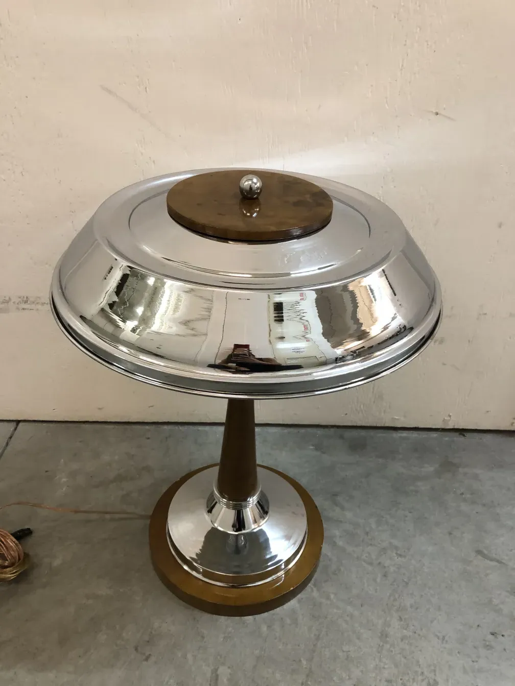 deux lampes de table anciennes avec des finitions brillantes dans un environnement subtil