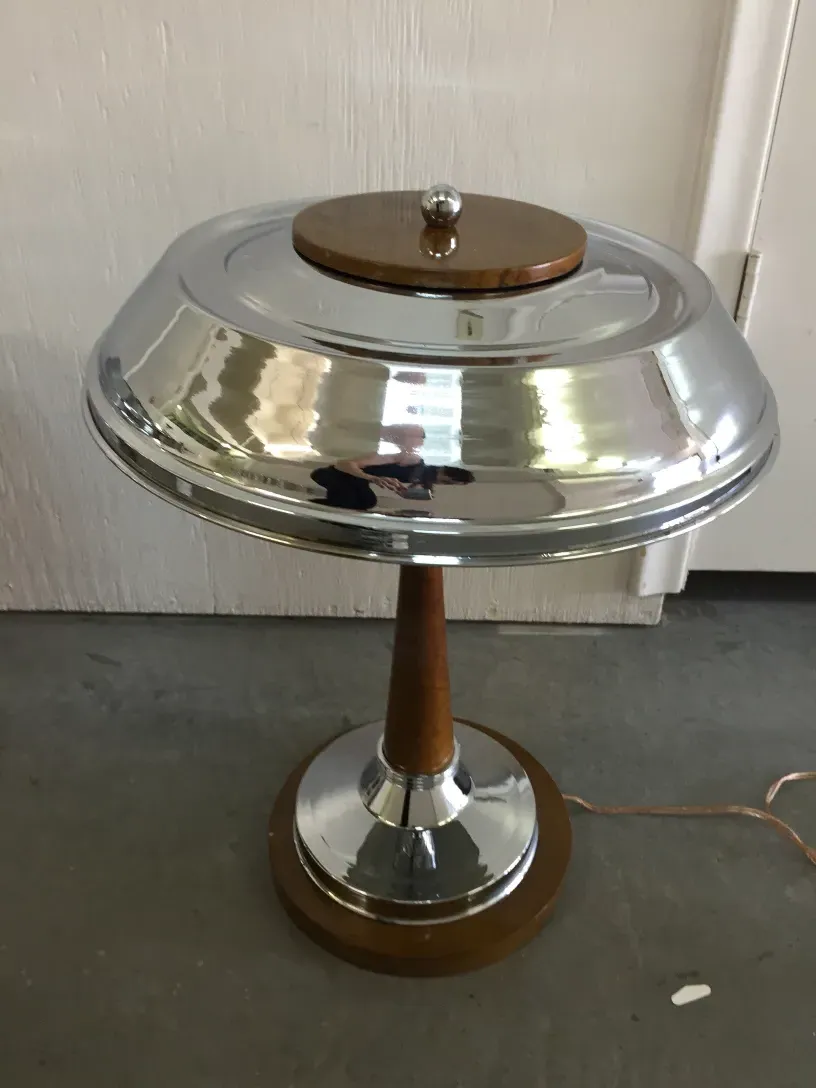 2 lampes de table anciennes avec surfaces brillantes.