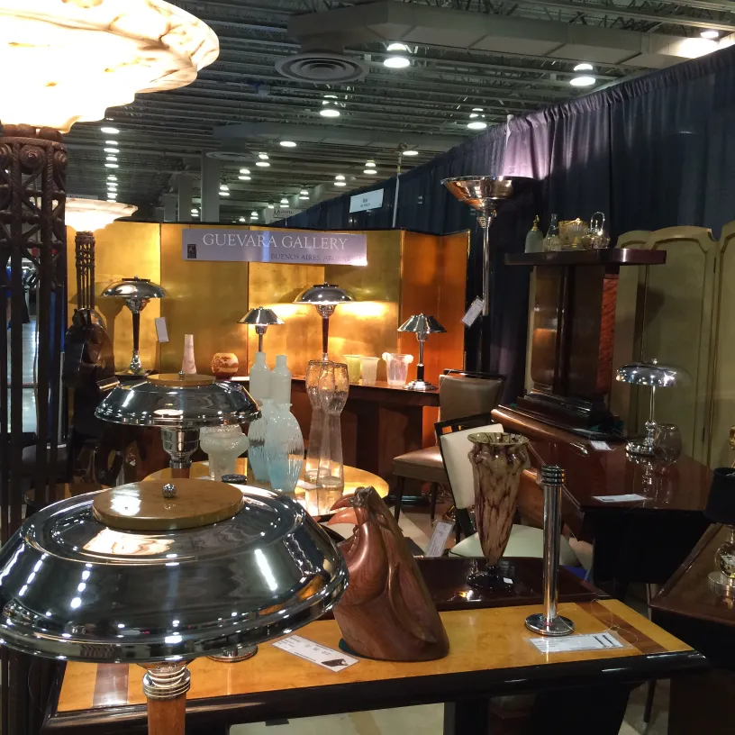 deux lampes de table anciennes dans une galerie d'antiquités, élégantes