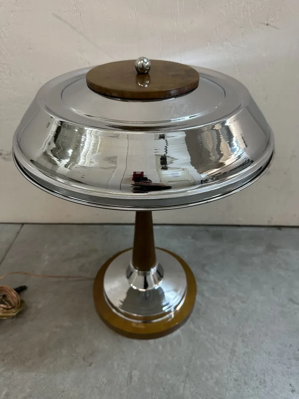 Ensemble de deux lampes de table anciennes dans un style élégant, avec des bases rondes et des abat-jours brillants, dans une chambre classique.