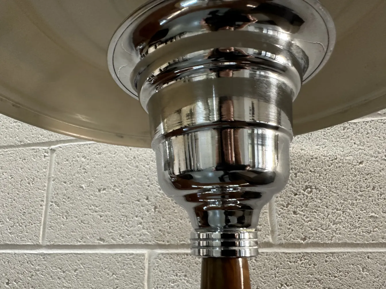 Vue détaillée de 2 lampes de table anciennes avec finition élégante