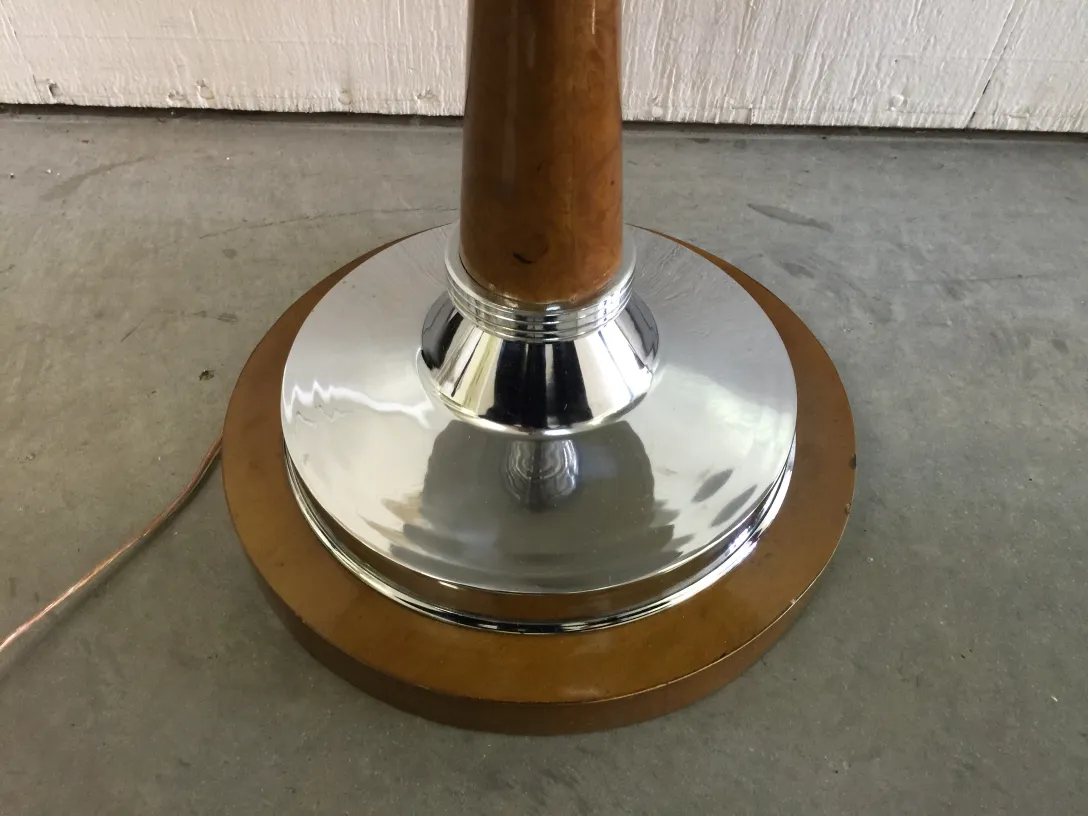 2 古董台灯的细节，亮面底座与木材