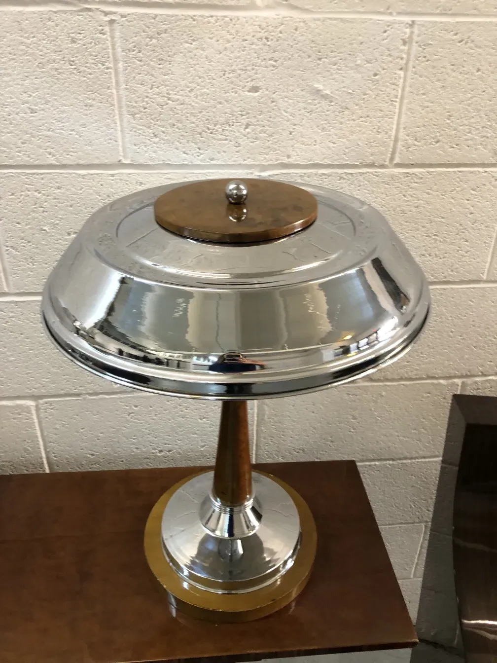 Lampada da tavolo antica con base rotonda e dettagli sul paralume