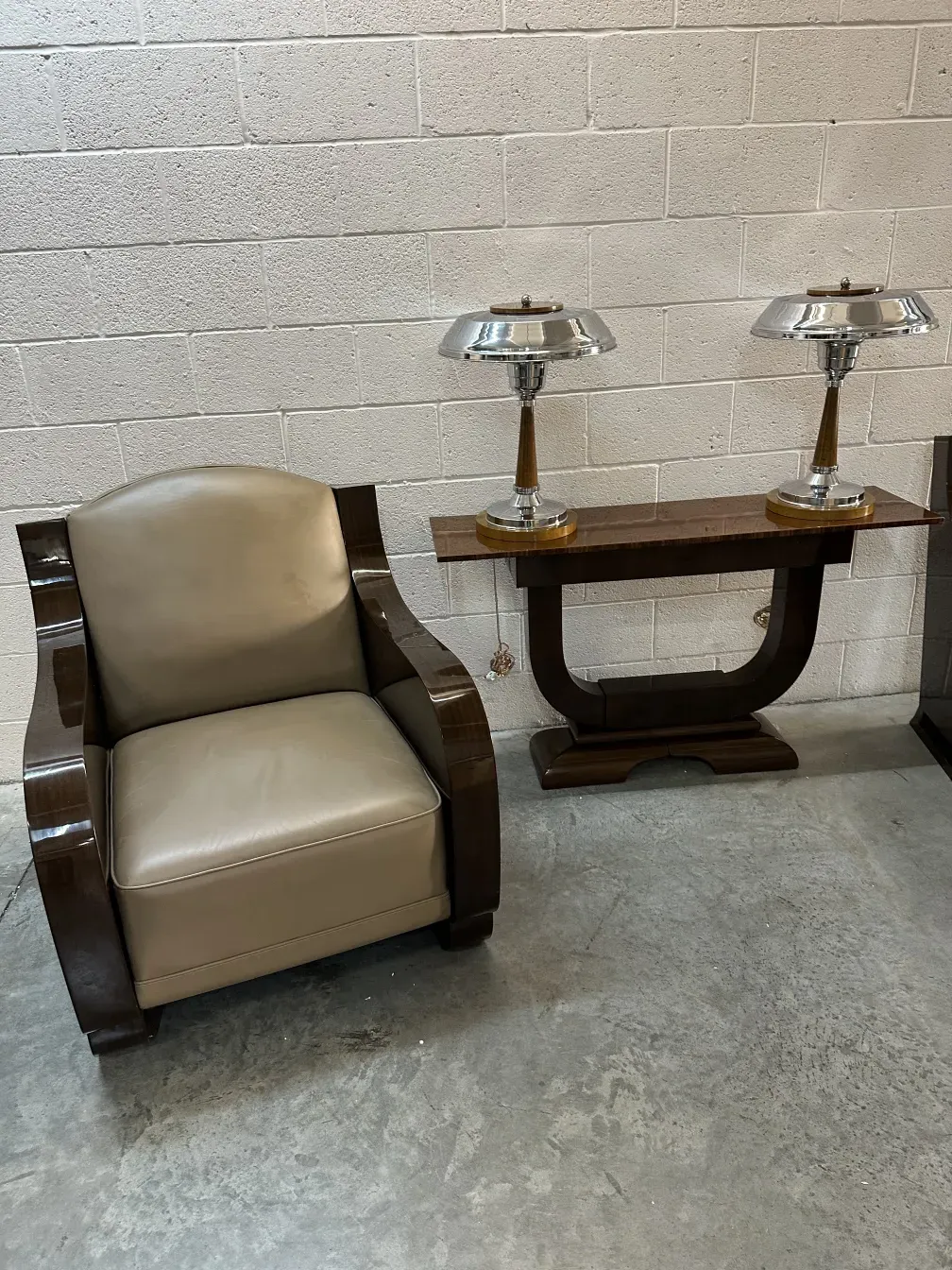 2 lampes de table anciennes dans un cadre moderne