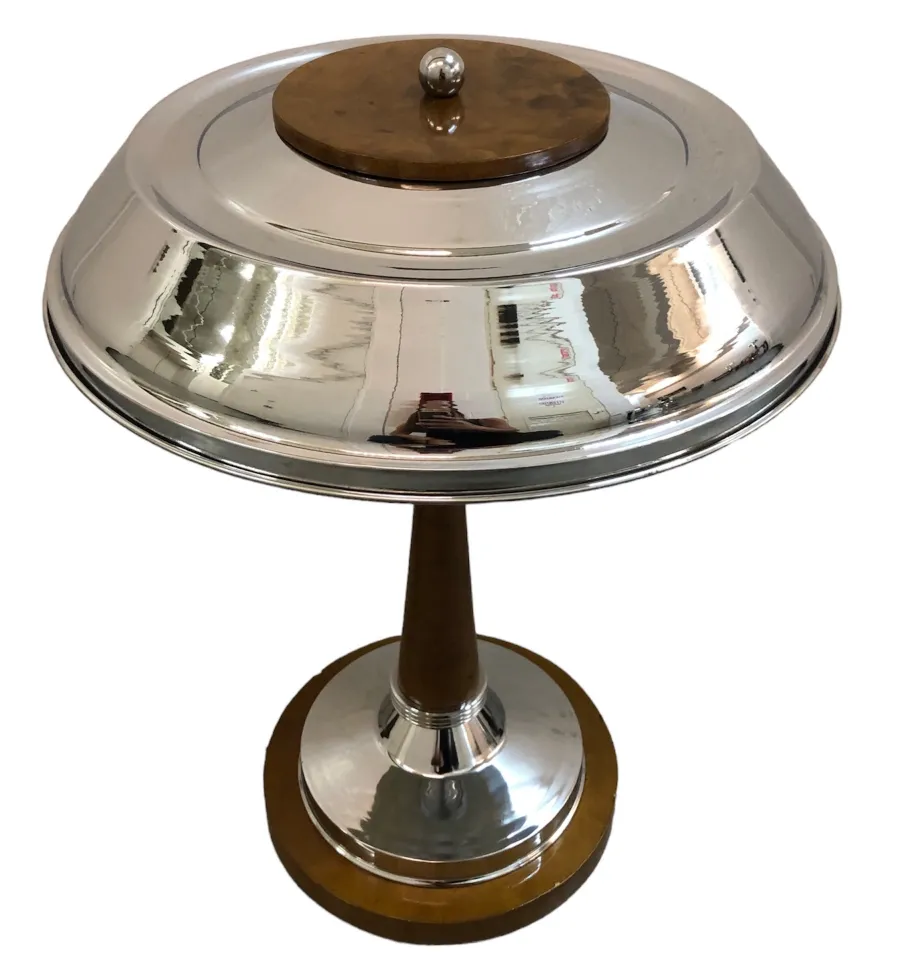 2 lampade da tavolo antiche con base elegante, ambiente chiaro