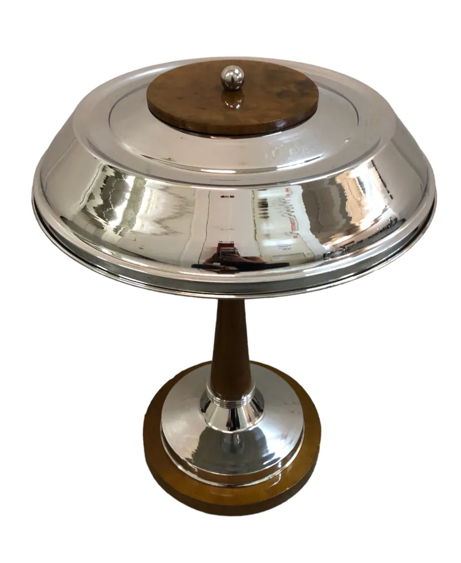 due lampade da tavolo antiche con base argentata e forma rotonda in un ambiente neutro