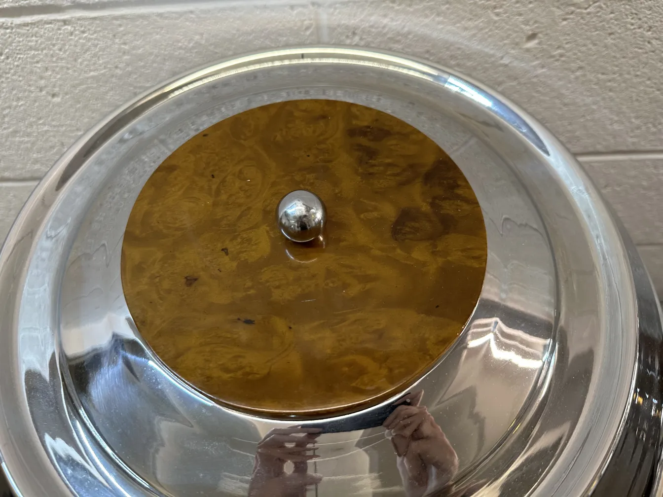 Visão detalhada de 2 lâmpadas de mesa antigas com base brilhante em fundo claro.