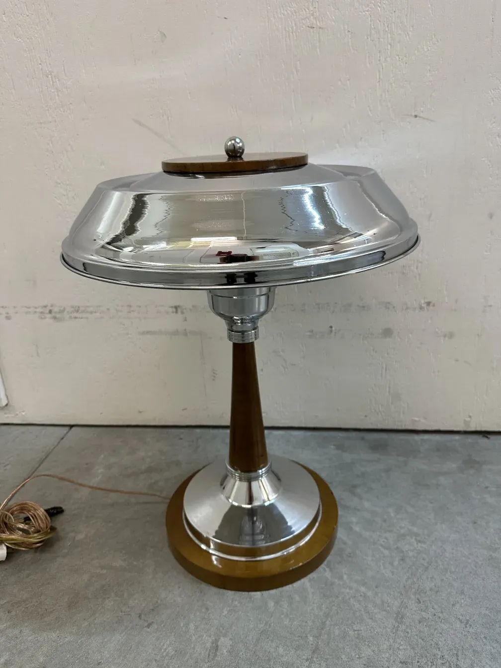 par de lampadas de mesa antigas com design elegante