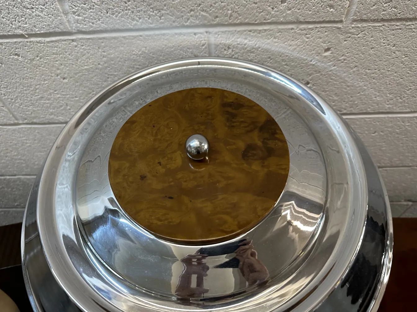 장식 세부 사항이 있는 고대 테이블 램프 2개를 위에서 본 모습, 중립적인 배경