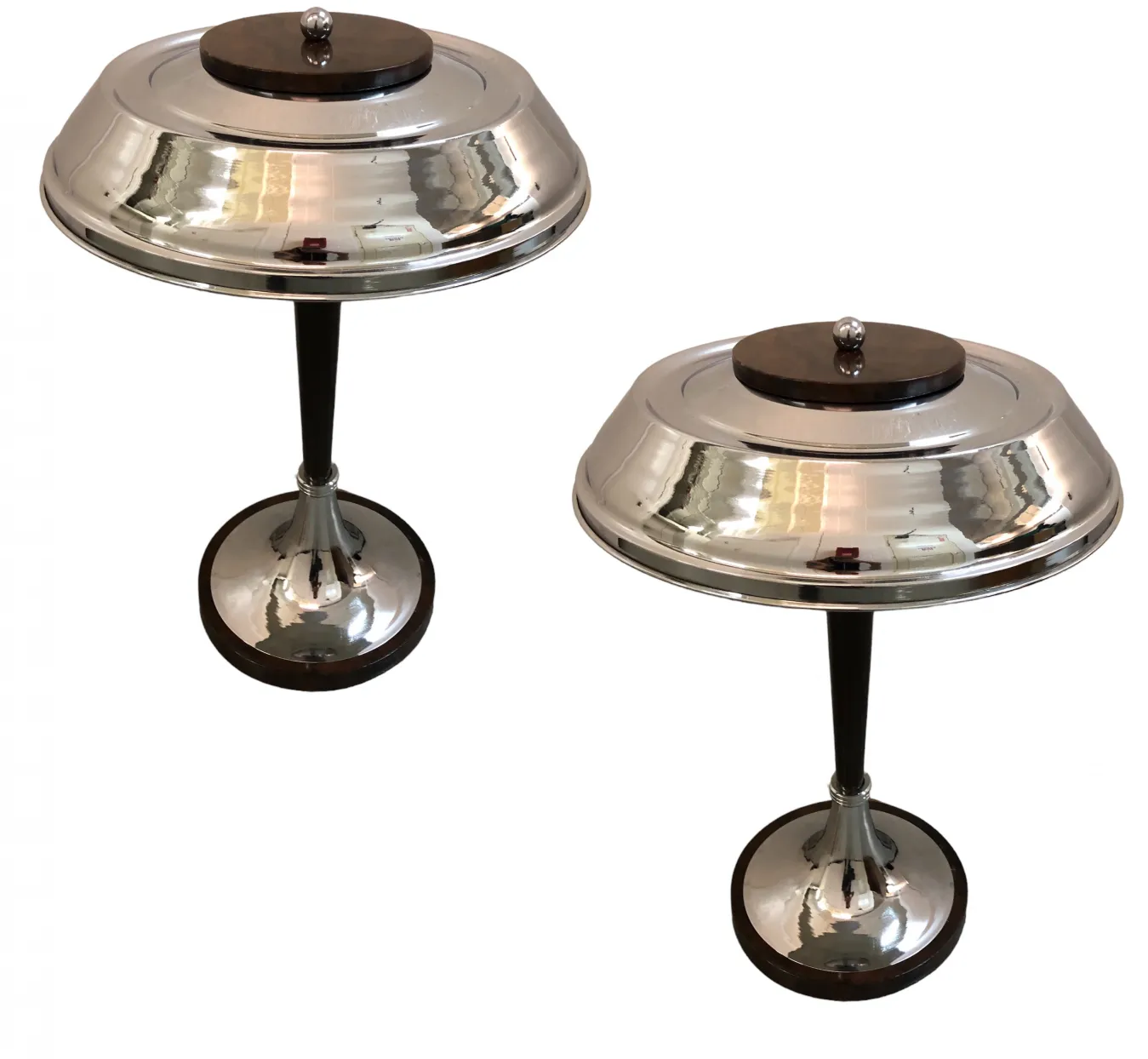 duas lâmpadas de mesa antigas com design brilhante e elegante