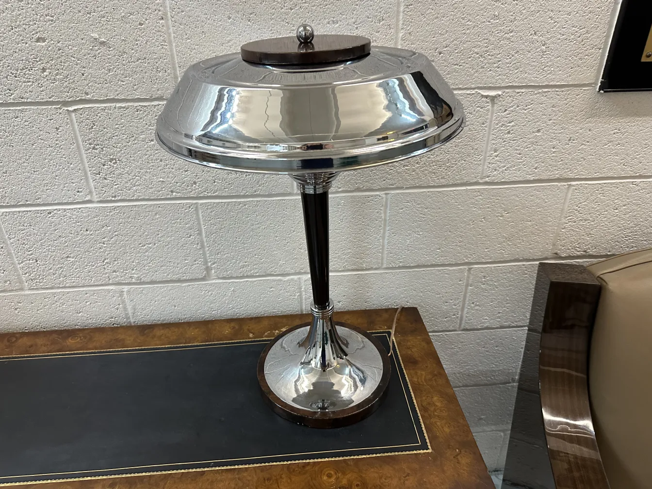 Deux lampes de table anciennes avec un design élégant et une base détaillée