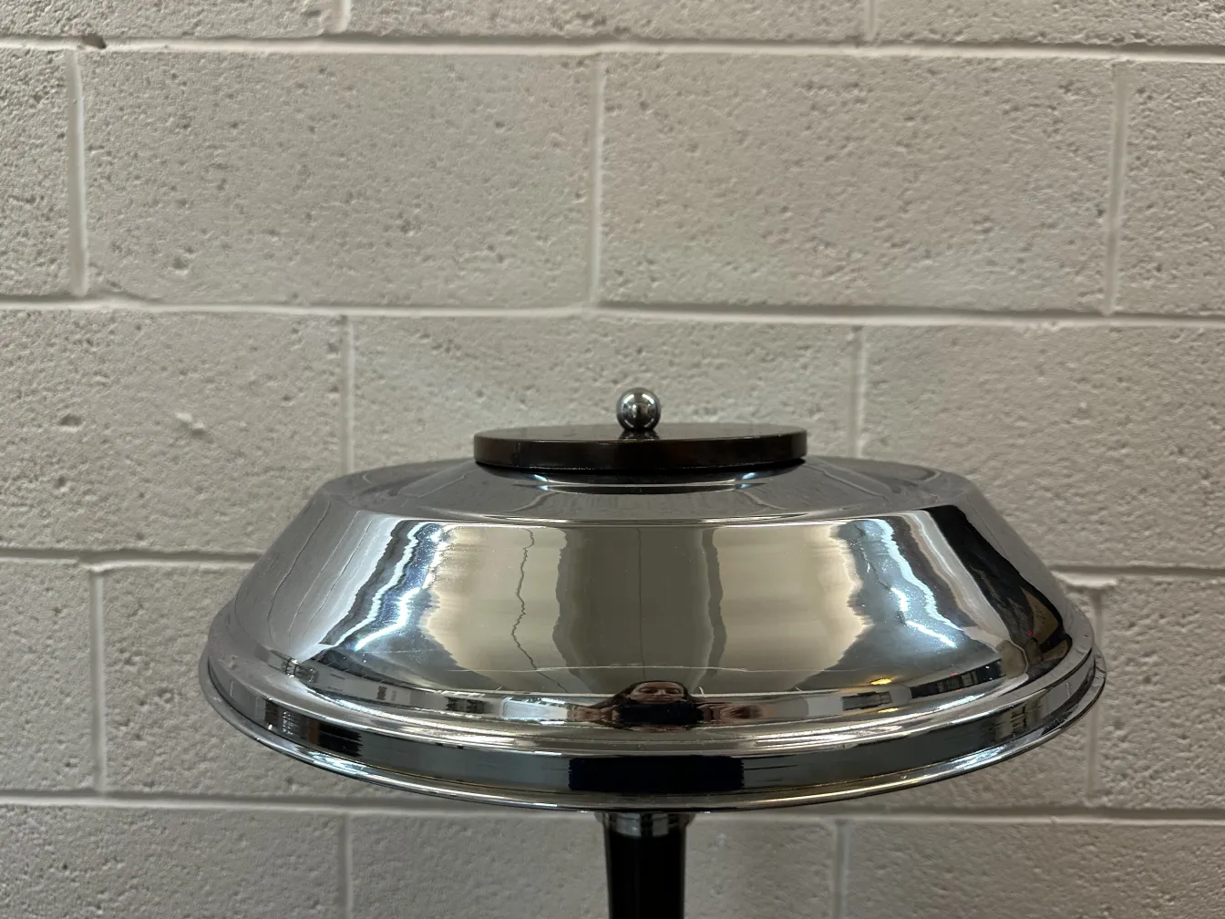 Vue de 2 lampes de table anciennes brillantes dans un cadre simple