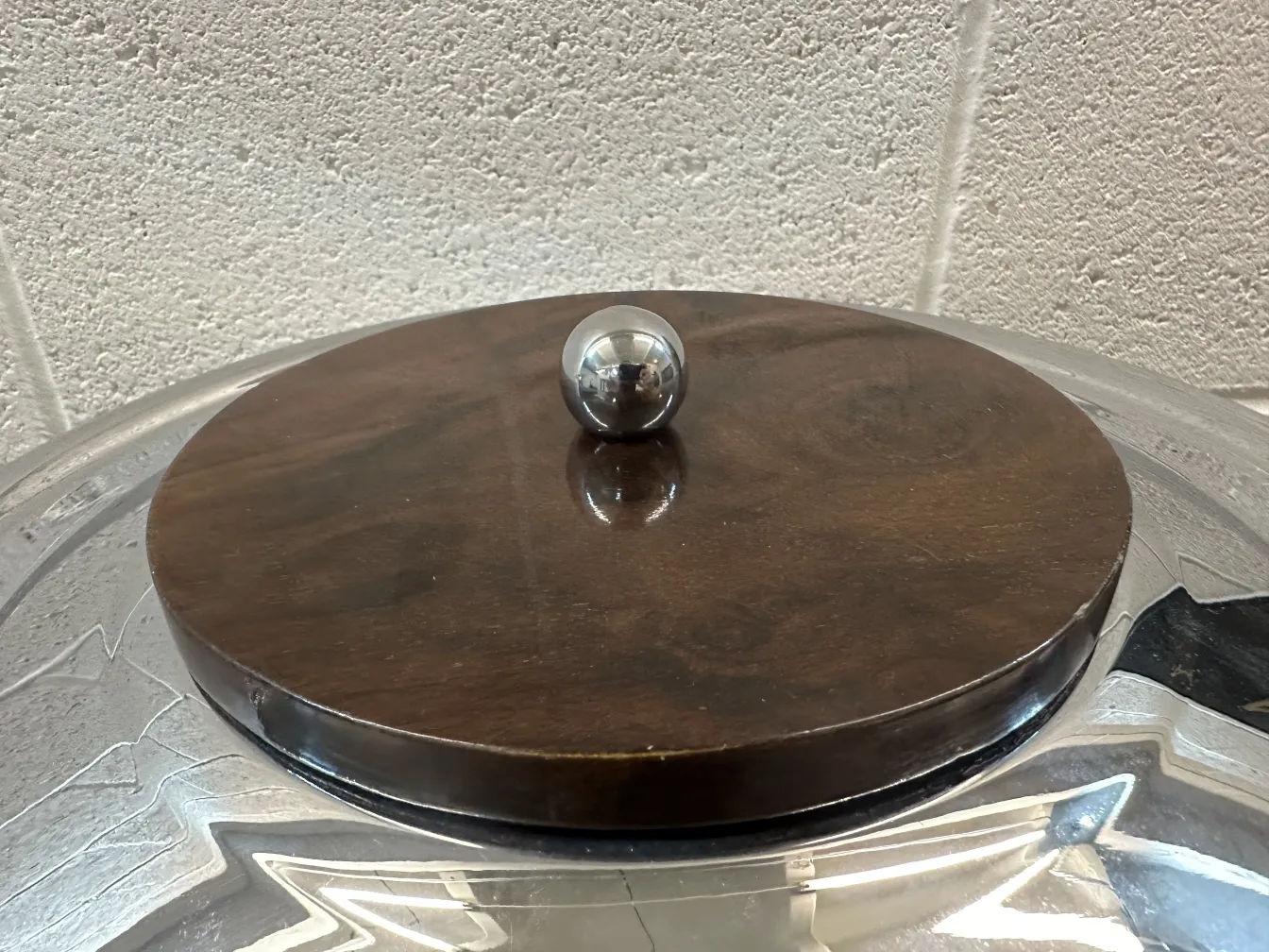 dos lámparas de mesa antiguas con una esfera en la parte superior y un ambiente moderno