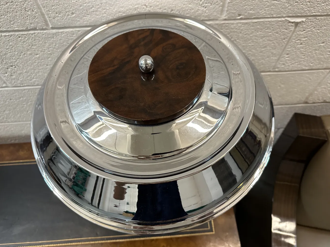 दो एंटीके टेबल लैंप एक आरामदायक सेटिंग में