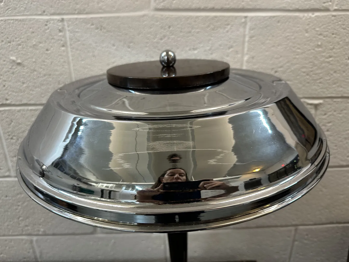 2 lámparas de mesa antiguas con superficie brillante y base sólida, entorno minimalista