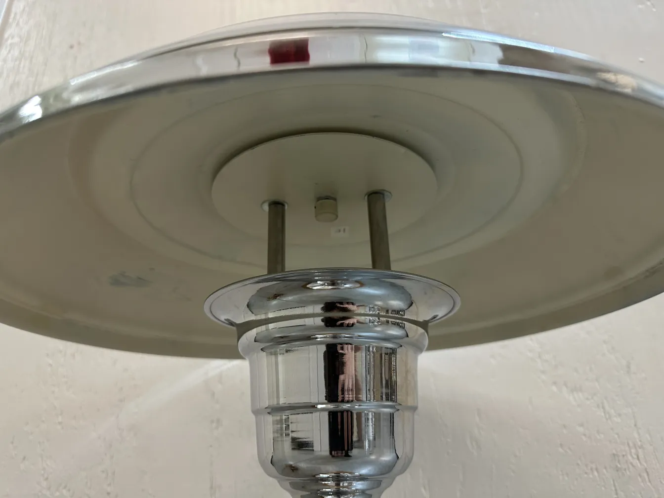 Vista inferiore di 2 lampade da tavolo antiche con design elegante e dettagli lucidi in un ambiente caldo.