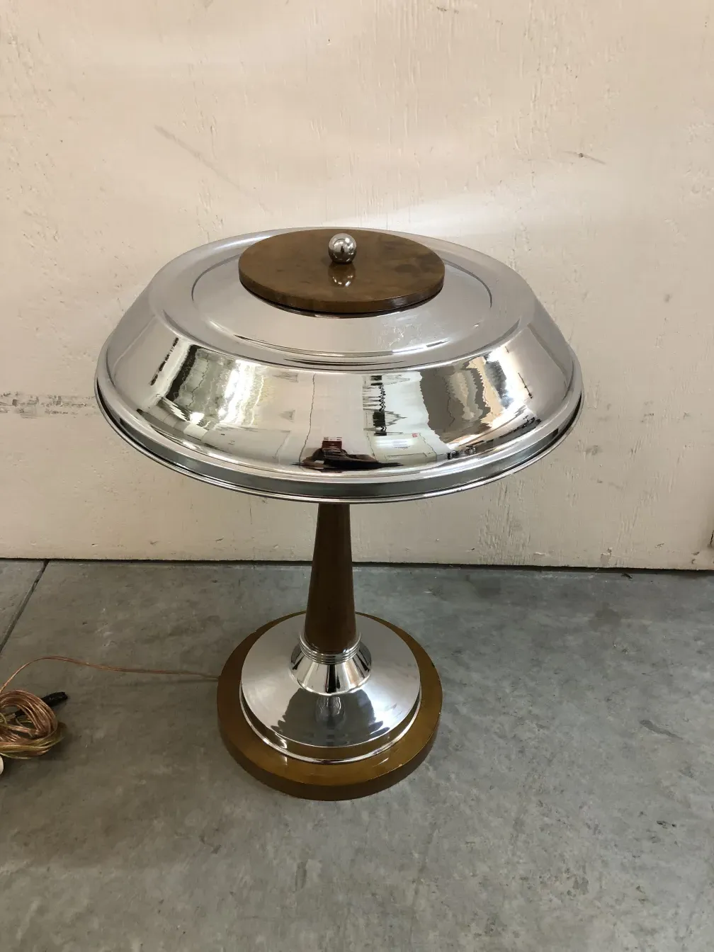 2 lampes de table anciennes avec finition brillante, sur pied