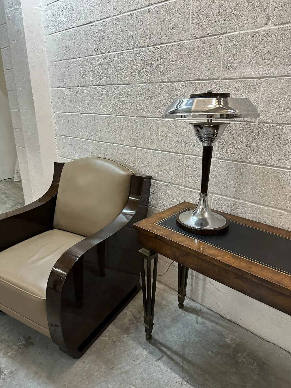 Deux lampes de table anciennes avec bases décoratives et abat-jours élégants dans un cadre moderne.