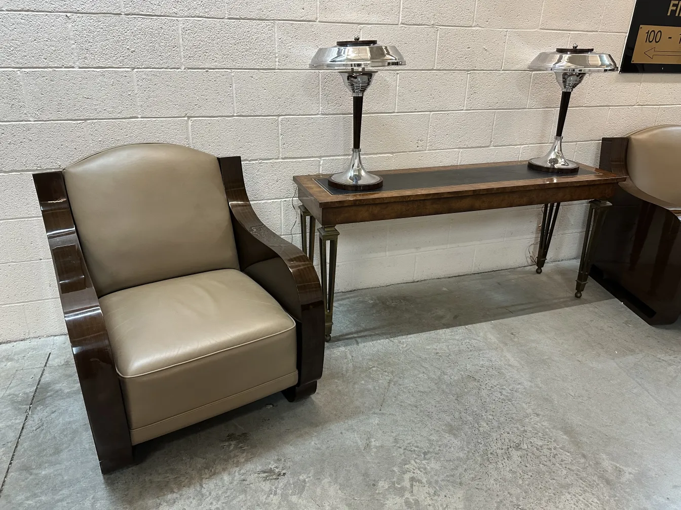 deux lampes de table anciennes sur une table en bois sombre