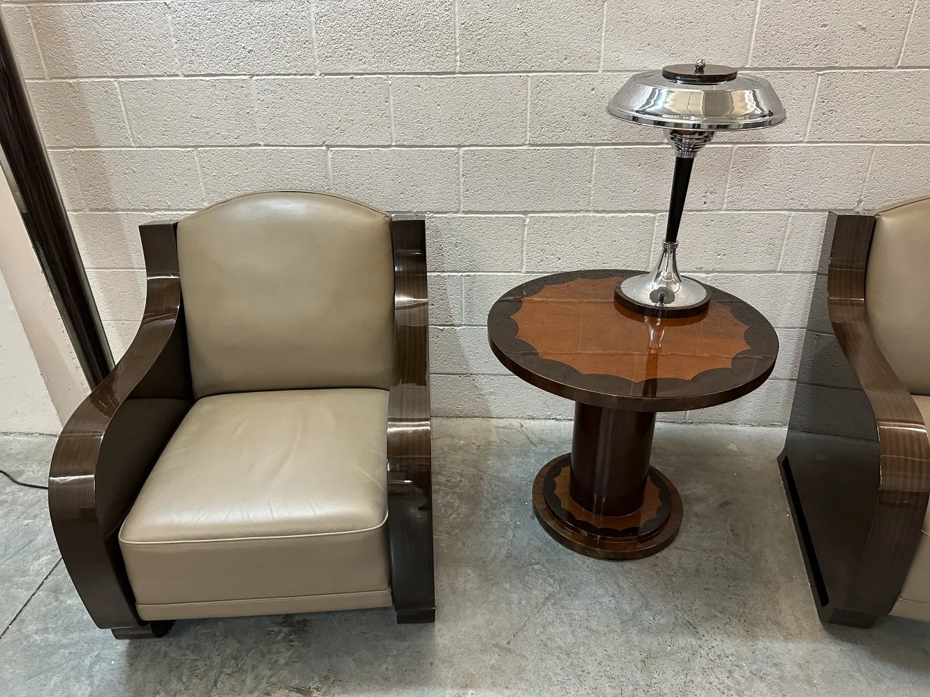 dos lámparas de mesa antiguas junto a una mesa redonda