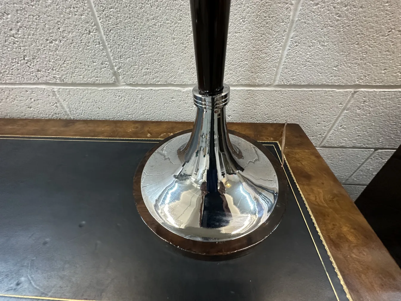 2 古董檯燈，設計優雅，底座光亮