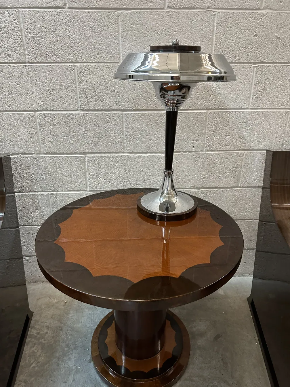 due lampade da tavolo antiche, eleganti e decorative in un ambiente accogliente