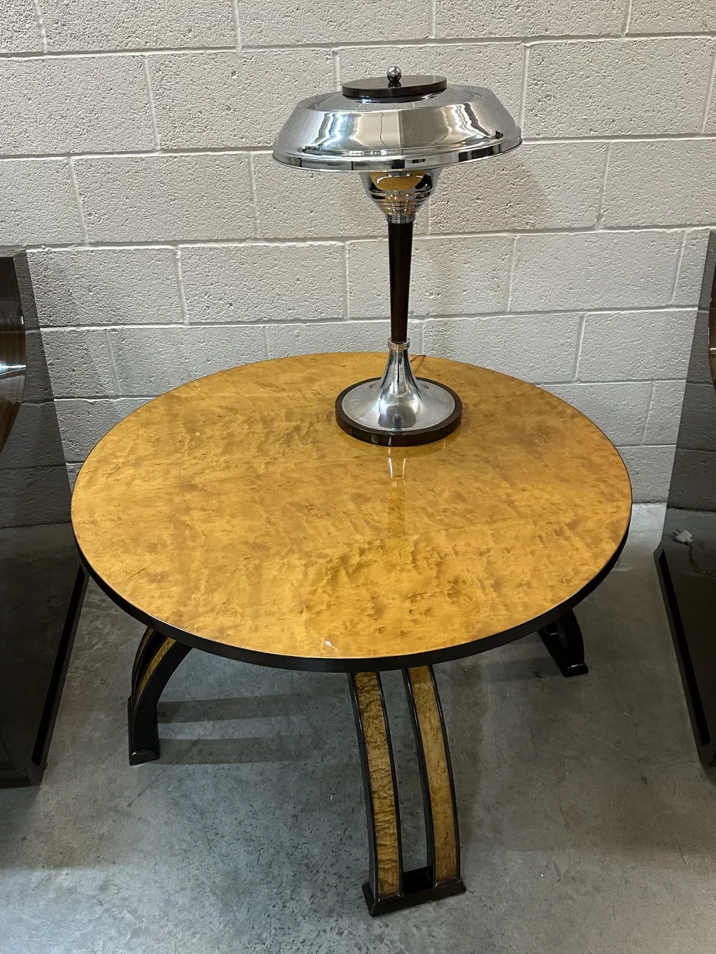 duas lampadas de mesa antigas com bases elegantes e estilo clássico, em um ambiente acolhedor