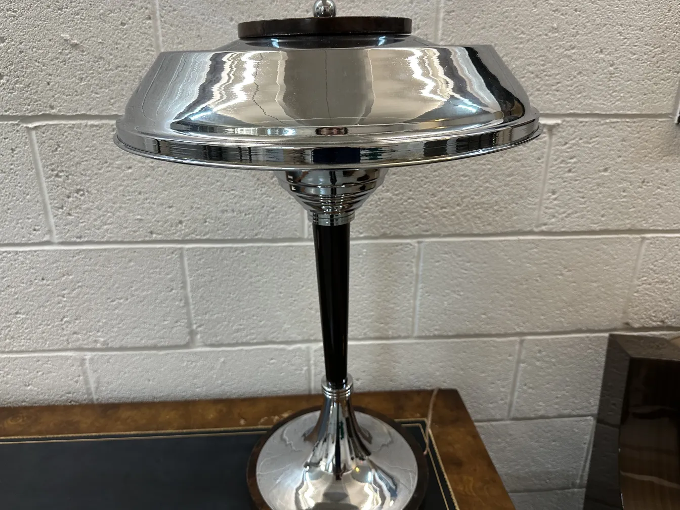 duas lampadas de mesa antiquas com forma elegante e base brilhante